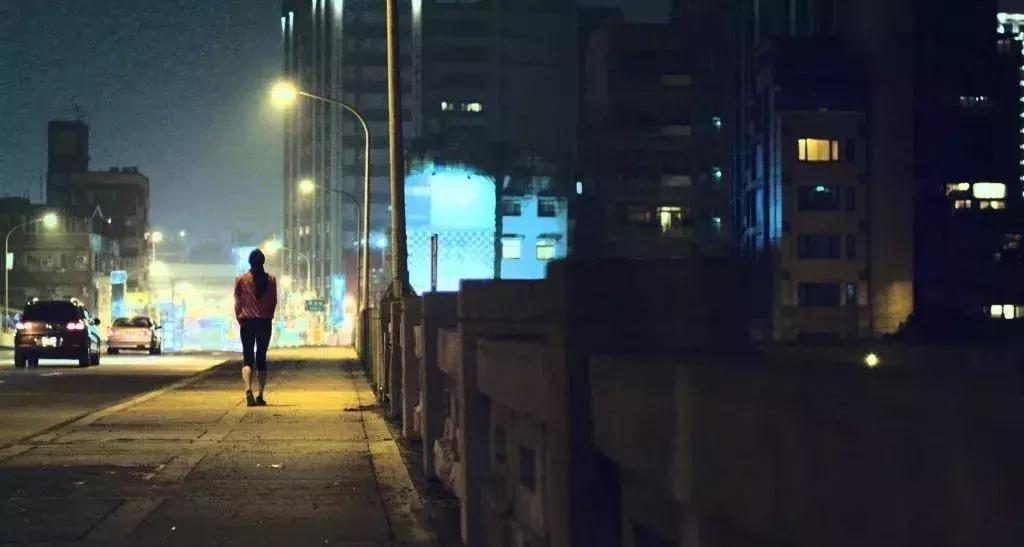 非正常死亡：夜跑路上有个变态，专挑短发长腿女孩下手