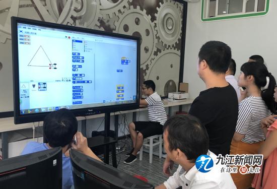 双峰小学教练员团队与话“机器人”头脑风暴在行动