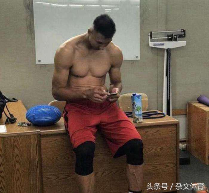 比外援还好用！他和娇妻是男篮中的金童玉女，连续5年自费去美国