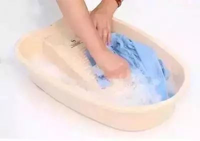 衣服不管染上什么用这招都能洗掉,白色衣服染上颜色用什么方法洗掉