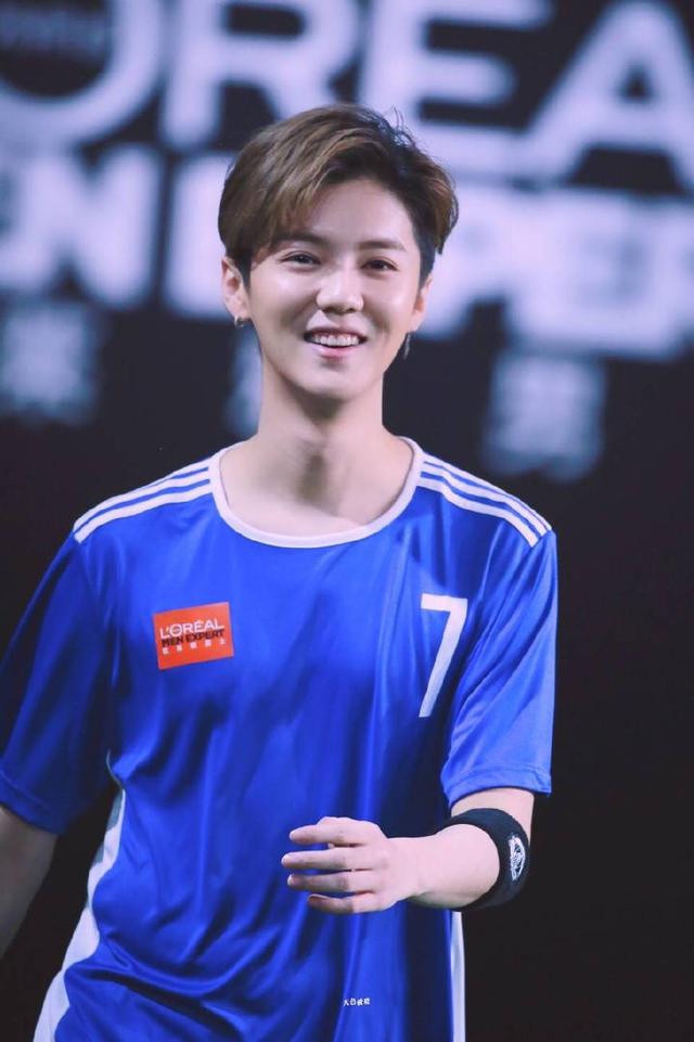 鹿晗擦汗,鹿晗踢球应援震惊全场