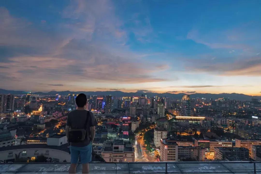 工资4000月供2000左右的车压力大吗,工资4000还1800车贷