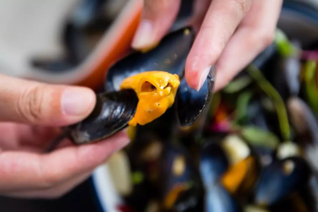 这只“大公鸡”一开业就王炸，5000瓶限量好酒碾压沙雕土豪！