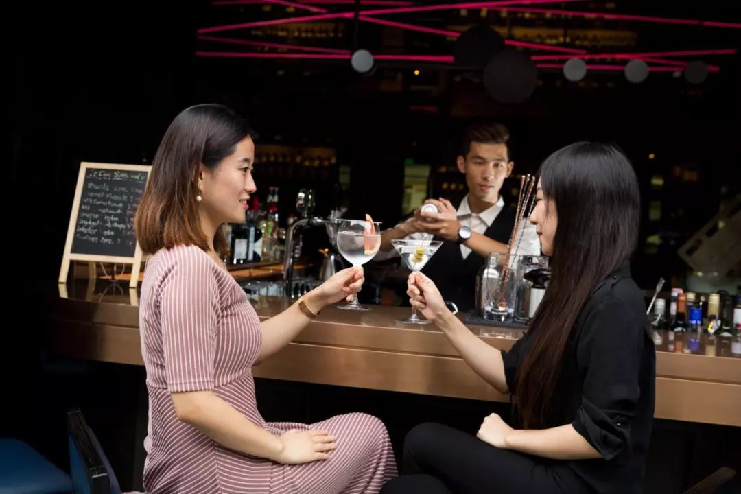 这只“大公鸡”一开业就王炸，5000瓶限量好酒碾压沙雕土豪！