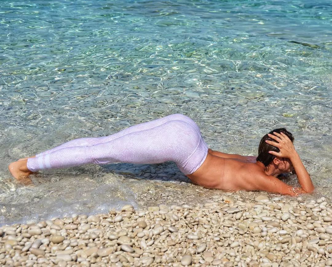 改善圆肩驼背的瑜伽体式,坚持靠墙治驼背有效果吗