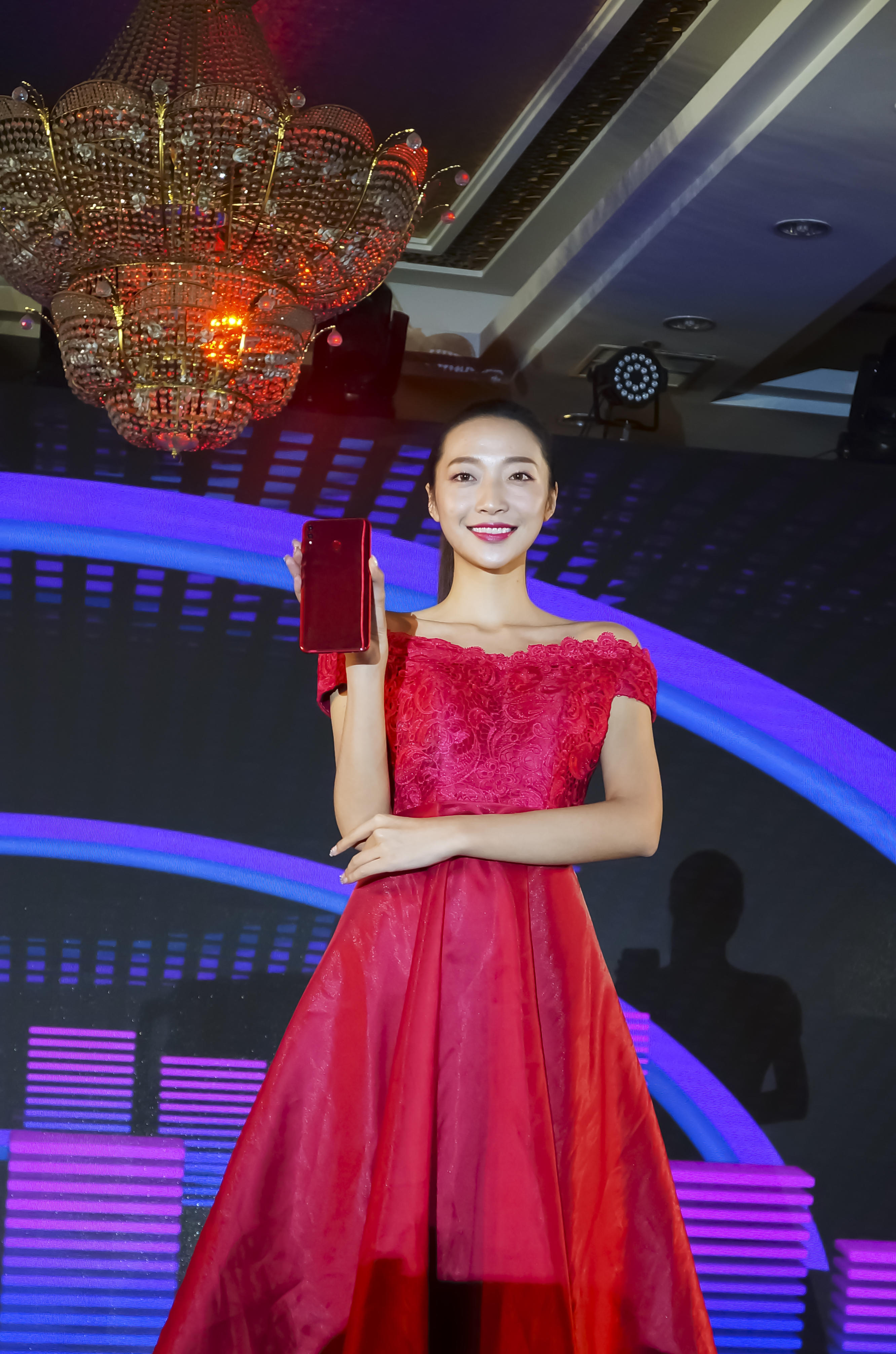 荣耀8x梦幻紫和红色,荣耀8x手持魅焰红