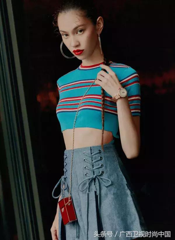 针织衫短袖里面应该穿什么,黑色金丝宽松短袖针织衫怎么搭