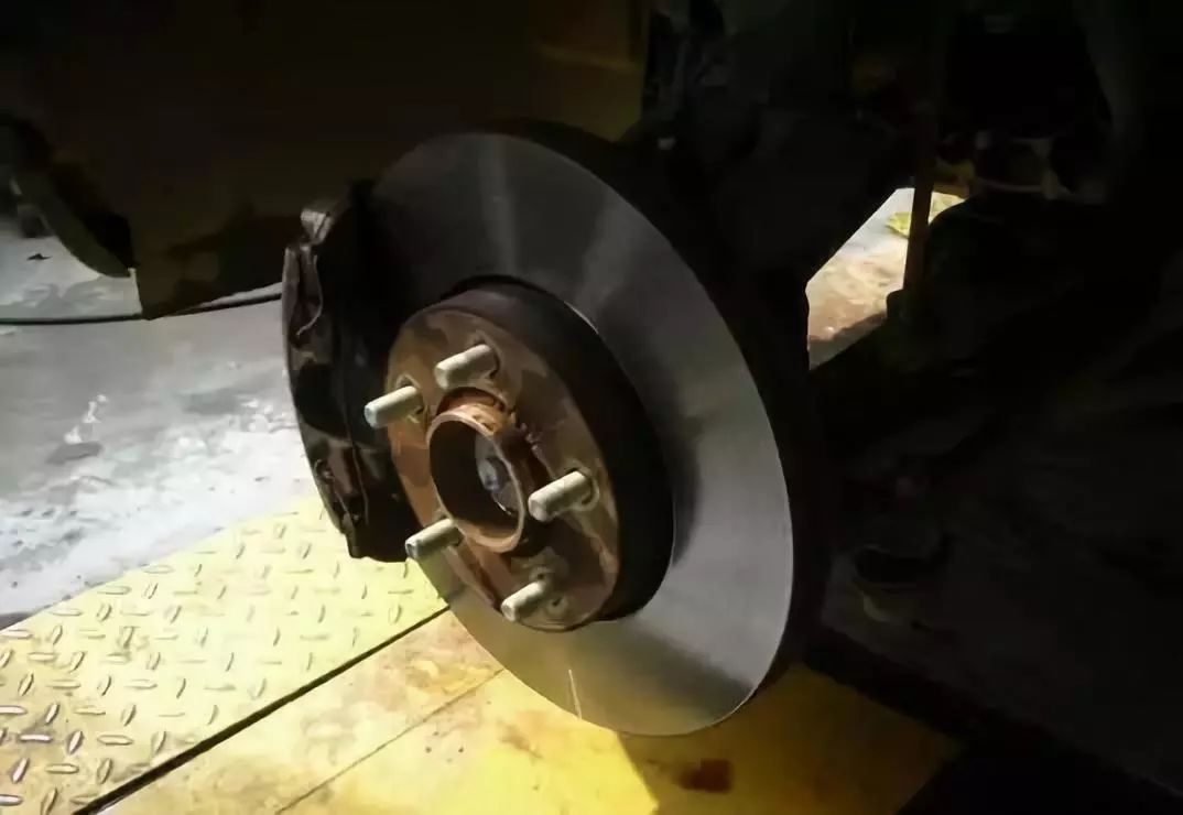 开了1000公里新刹车片还是异响,新款宝马x1更换前刹车片后有异响