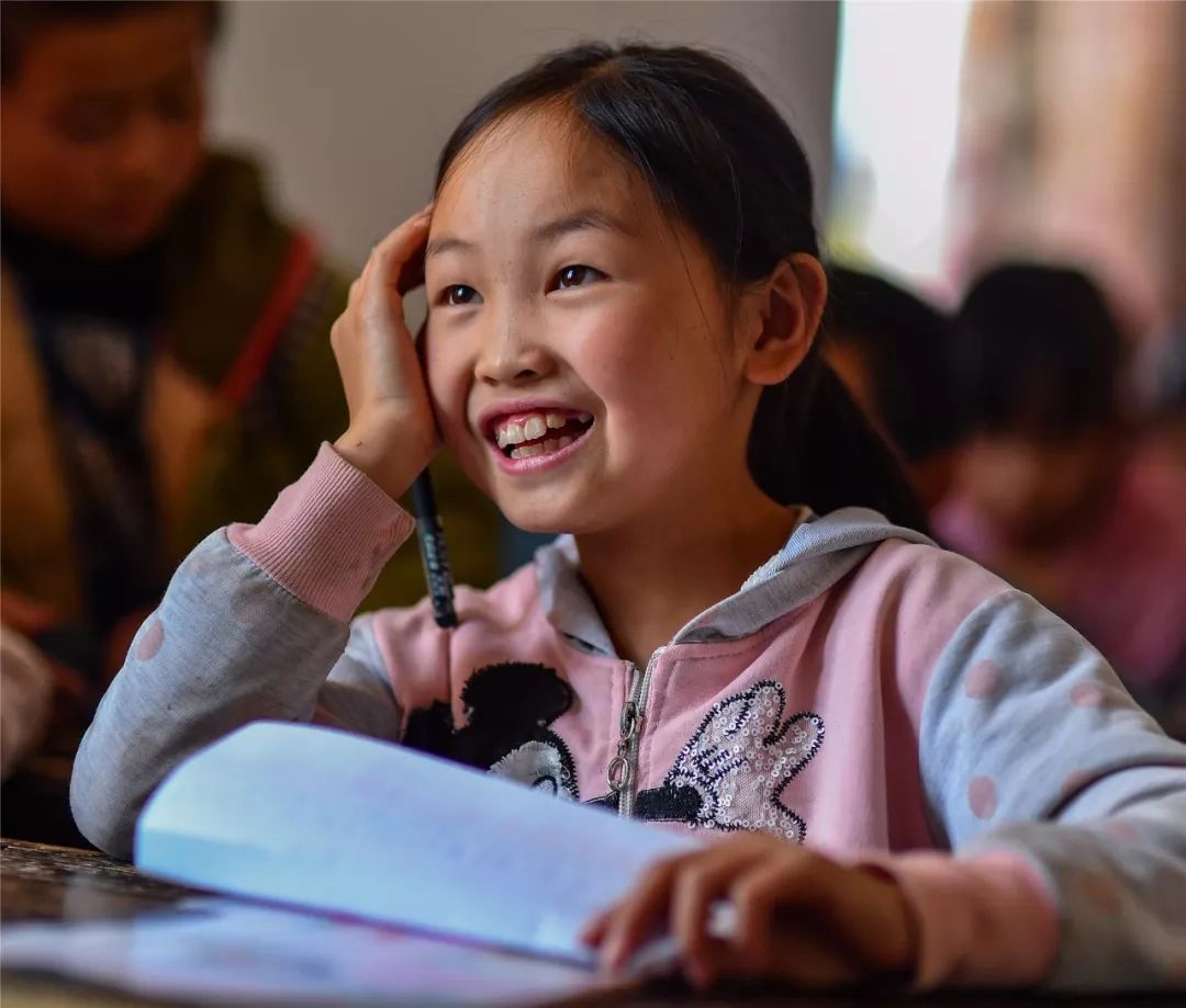 一群外来人带着「梦想」的旅行箱，打破了山娃娃们的平静生活……