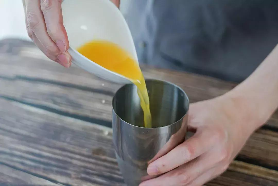 工作累了喝一杯小酒,上班这么辛苦还要回家做饭