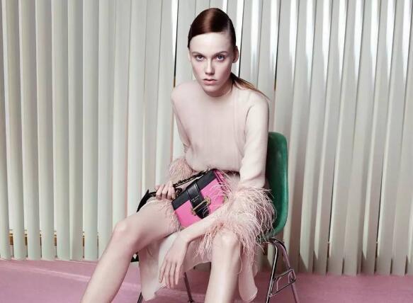 普拉达杀手包有多重,普拉达杀手包有肩带吗