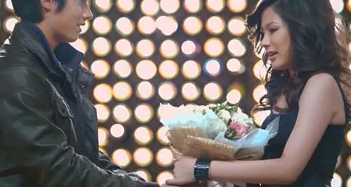 女孩为了心爱的王子，从丑小鸭变成白天鹅，男孩却选择了爱情