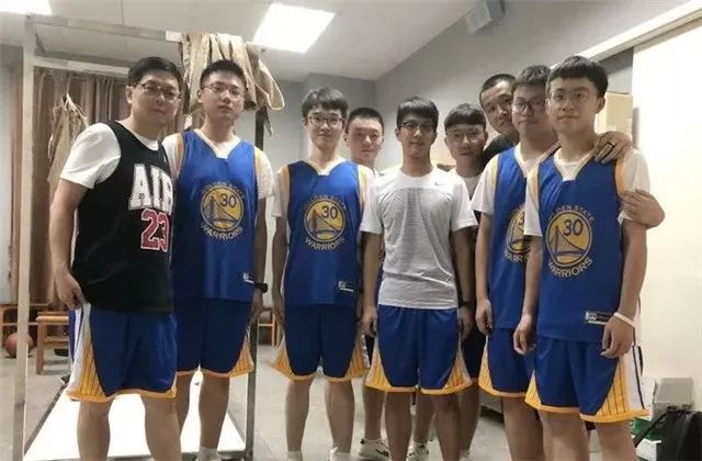 二中最帅男体育老师,临夏市二中最帅男老师