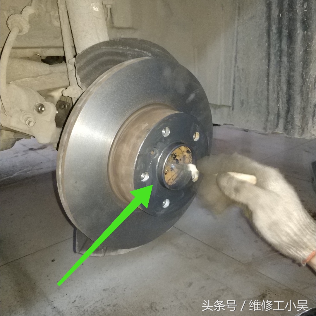 宝马x1汽车刹车时后备箱异响,宝马x1刹车不很灵怎么回事