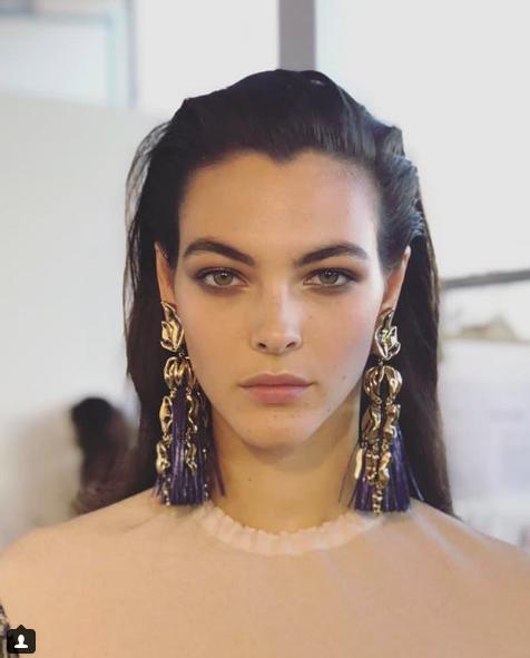 唐嫣超短发亮相巴黎时装周,唐嫣时装周看秀造型曝光