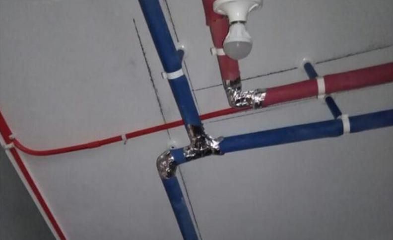 第一次看到这样处理顶部水管的，连邻居看到后也要师傅这样做