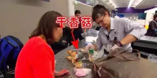 中国大妈出国探望儿子，行李箱被打开的那一刻，所有人都惊呆了！