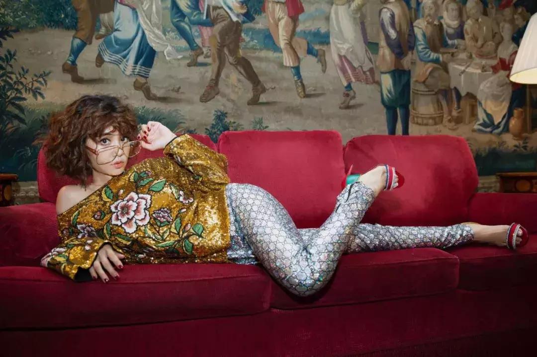 戚薇霸气走秀,唐嫣戚薇机场街拍大全