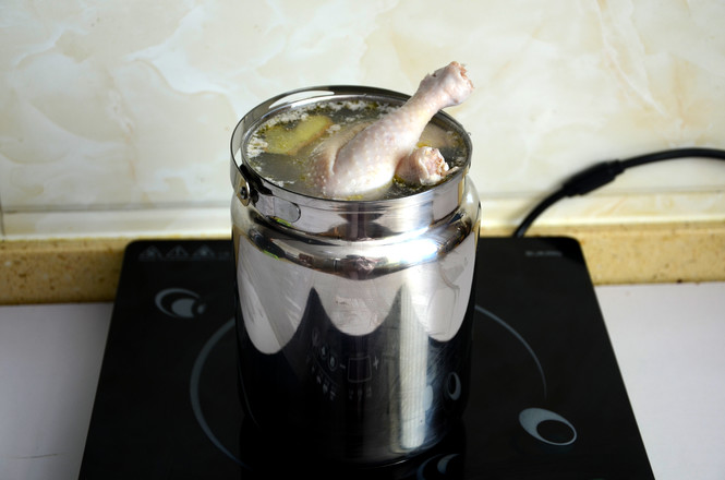 你还在厨房里汗流浃背地煲汤吗？试试这款焖烧锅，让你美美哒喝汤