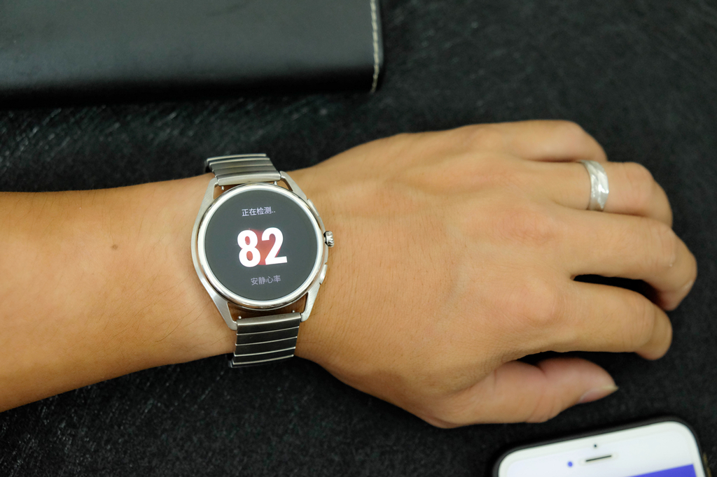 为什么说买阿玛尼手表智商税,苹果手表和阿玛尼哪个好