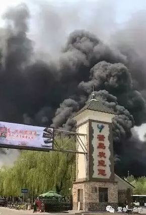 北京蟹岛烧毁上百辆车，只因一位司机脑洞大开？