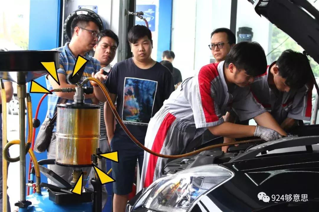 看到BoBoYoyo这样洗车和换机油，小肥肥瞬间凌乱了……