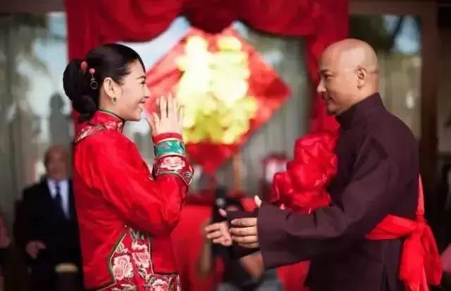 张雨绮砍她前夫三刀是真的假的,张雨绮怒怼男子