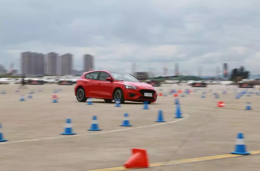 驾驶乐趣测试,全新一代福克斯试驾视频