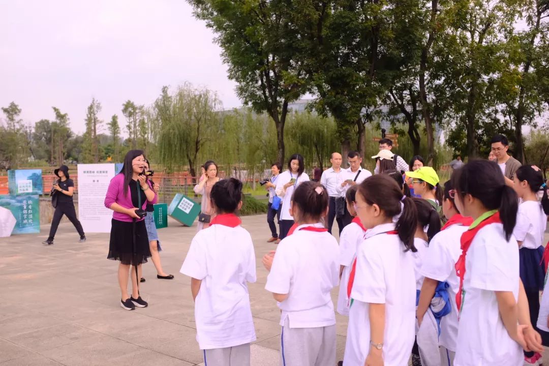 绿·道——天府绿道采风写生作品展巡展亮相锦城湖，小朋友们写生忙