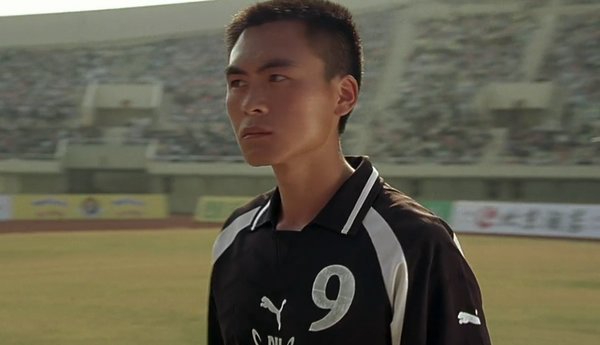 他们被称为“广州三怪杰”，同演《少林足球》，只有他一人红了