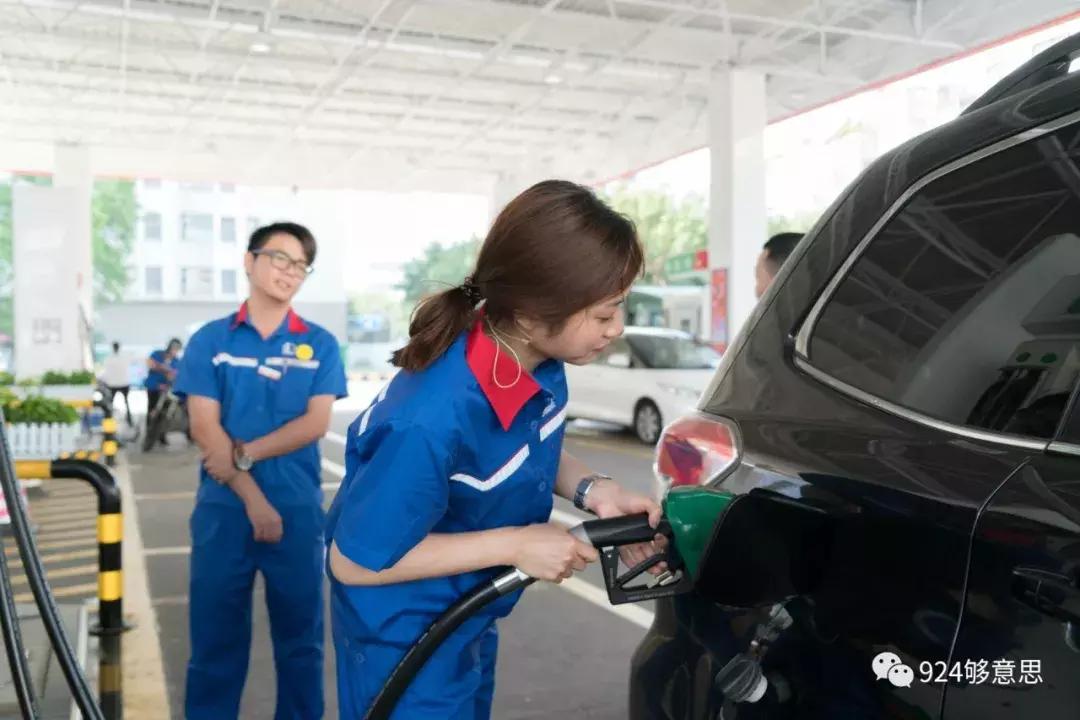 他们“兼职”半日,加油开卡冲咖啡,这个服务我给101分!