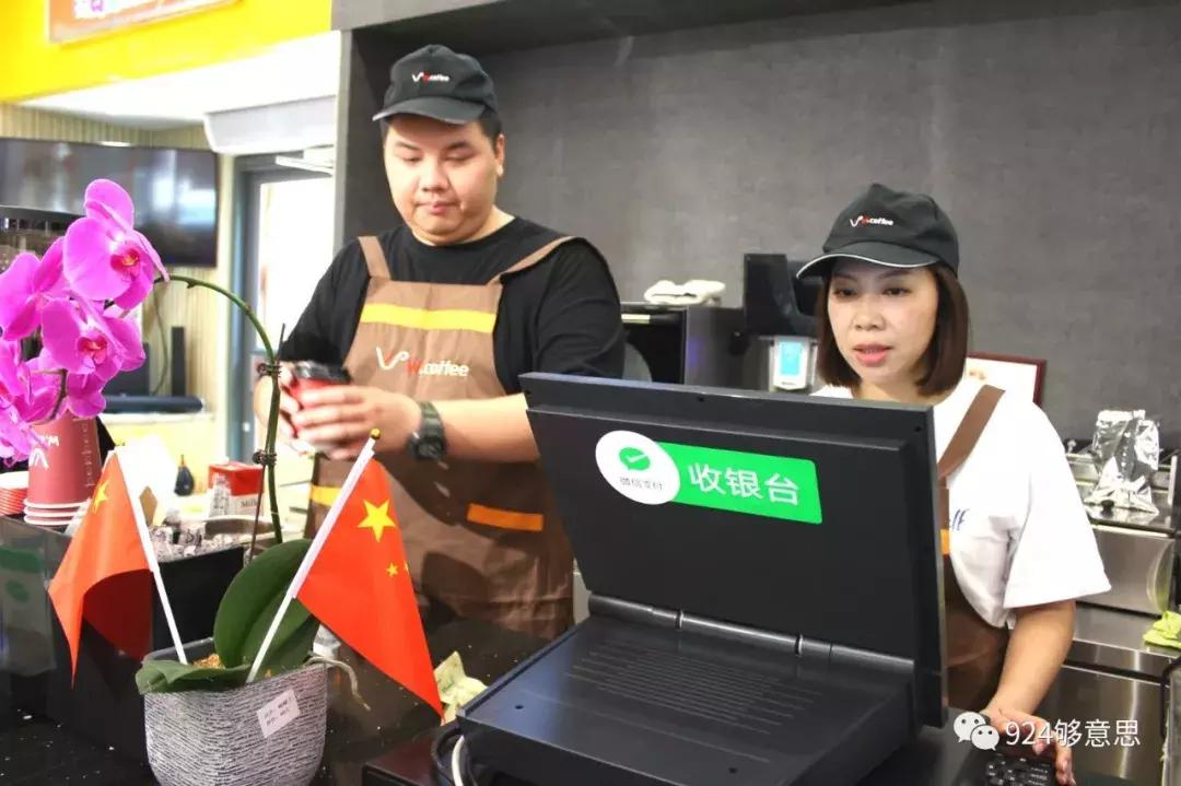 他们“兼职”半日,加油开卡冲咖啡,这个服务我给101分!