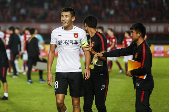 相互“揭短”!名记透露国脚和中超金哨对话始末,谁的言论不当?