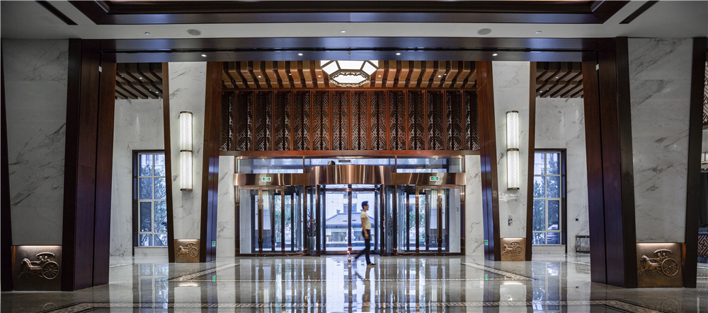 涞源白石山华中假日温泉酒店餐厅,涞源温泉小镇离白石山多远