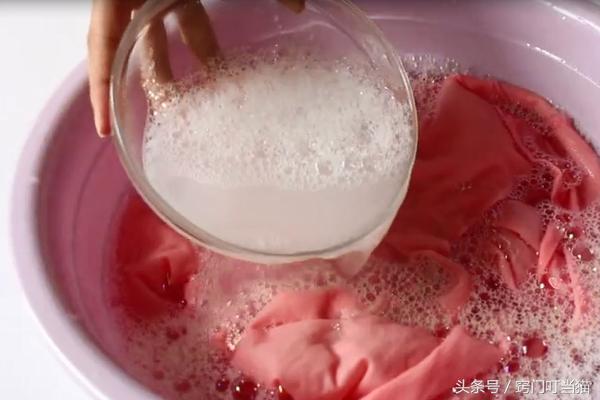 白醋洗衣粉泡发黄的衣服,衣服发黄只用洗衣粉