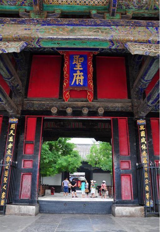 有个成语叫巧言令色,“令”是何意?去曲阜游孔庙,这字值一百块