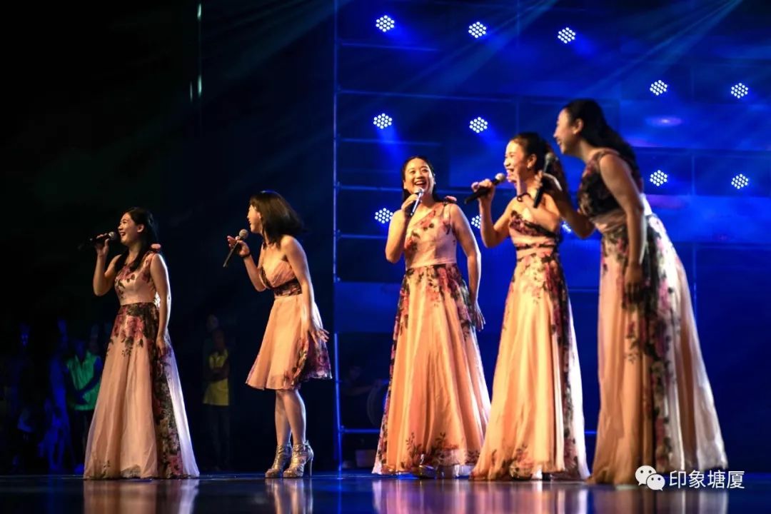 塘厦举行“拥抱新时代”国庆文艺晚会，精品节目陶醉观众