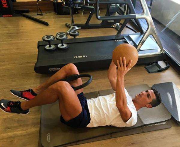 c罗从贫民窟到亿万豪宅,c罗在迪拜的豪宅