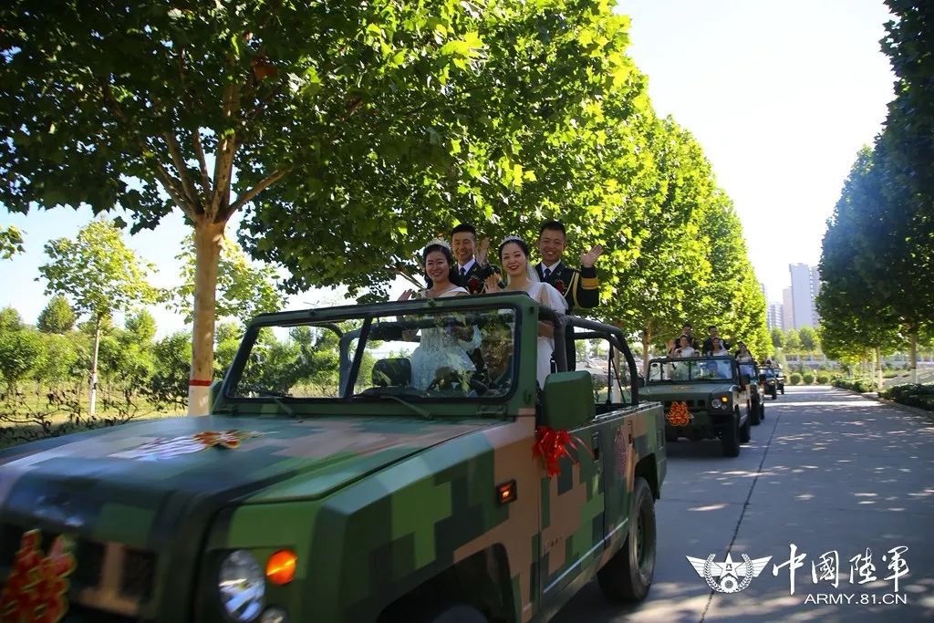 军旗为证，战友为媒：你嫁给爱情的样子，真美！