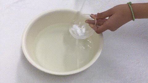 毛衣领口松垮怎么搭配,高领衣服领子松垮改小妙招