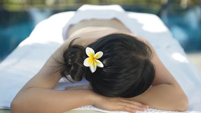 1200㎡透明泳池小红书点赞100w+,这家黄金海岸边的酒店才是海岛季首选