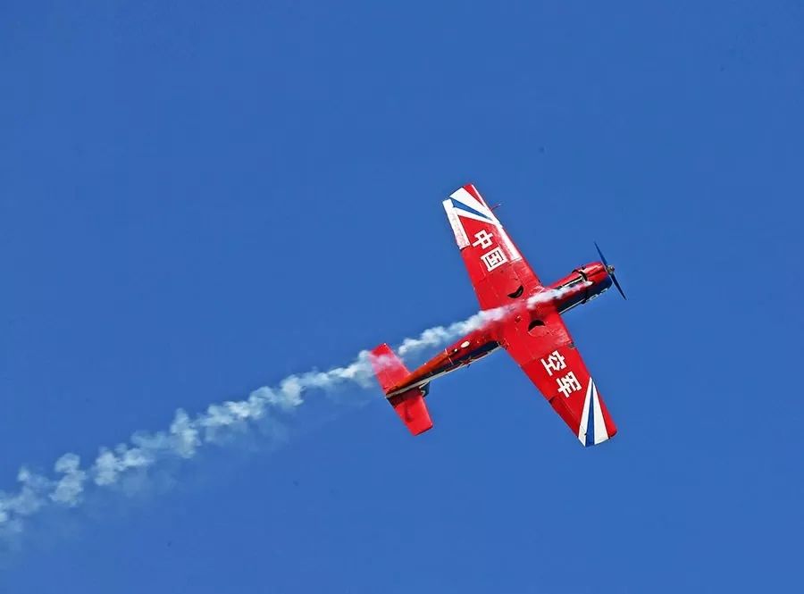 谁持彩练当空舞？揭开“飞机拉烟”的秘密