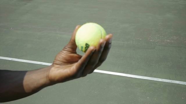 抛高发球怎么才可以抛正,抛球的发球方式