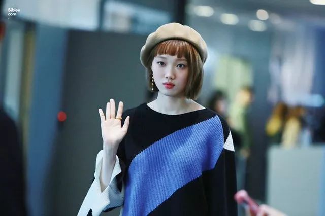 怎么戴贝雷帽好看不掉还显脸小,薄款有边贝雷帽的正确戴法