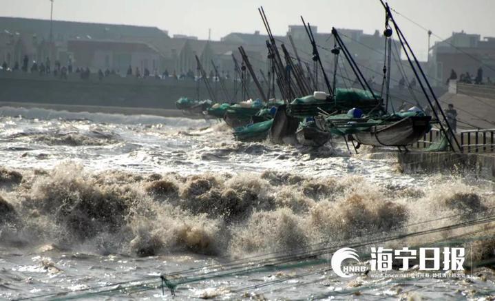 拍钱塘江大潮遭巨浪瞬间吞没,为了拍照被潮水冲走身亡