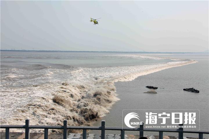 拍钱塘江大潮遭巨浪瞬间吞没,为了拍照被潮水冲走身亡