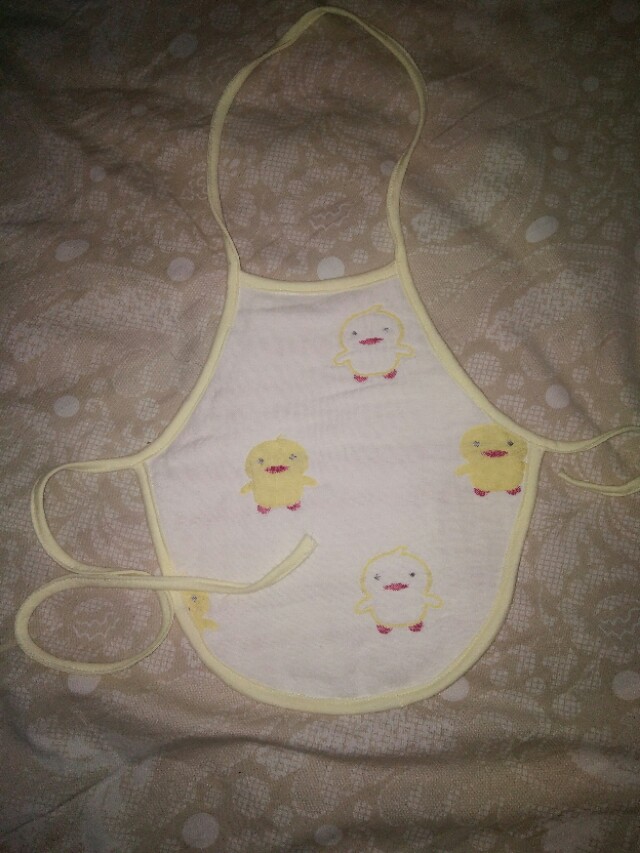 婴儿肚兜的裁剪做法,一针一线纯手工绣花肚兜