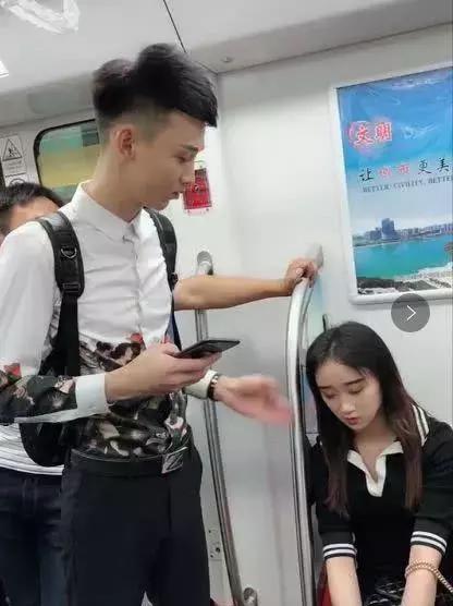 地铁上美女睡着了，旁边帅哥的举动，网友直呼太暖心！