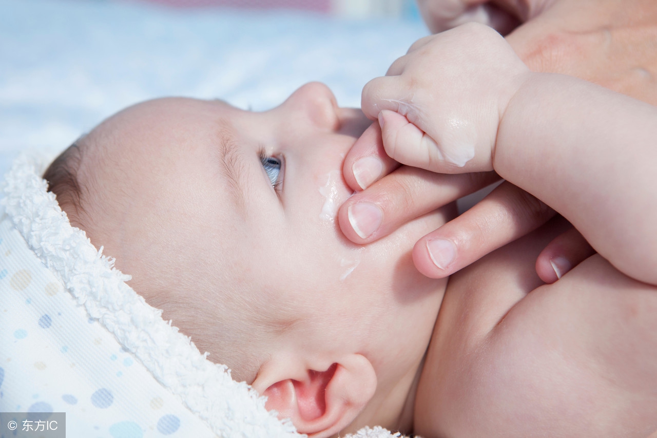 宝宝脸上有红疹怎么处理,婴儿脸上起红疹子发痒怎么办