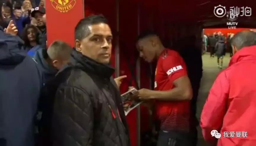 曼联逆转背后的真正英雄！你看，那位老人泪流满面
